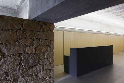 修繕后的廢棄小屋與新建的釀酒廠,和諧共處,形成新與舊的對(duì)話